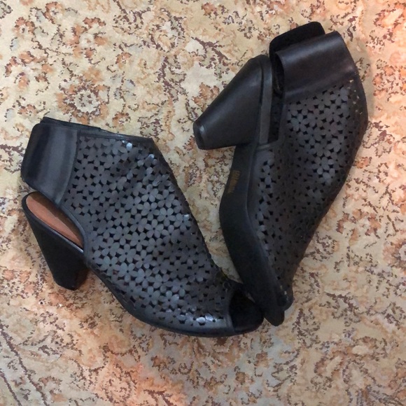 GREAT MOMENTS Size 11 Premier VHeel Floral Leather Laser Cut-Out Design Velcro - Picture 5 of 16